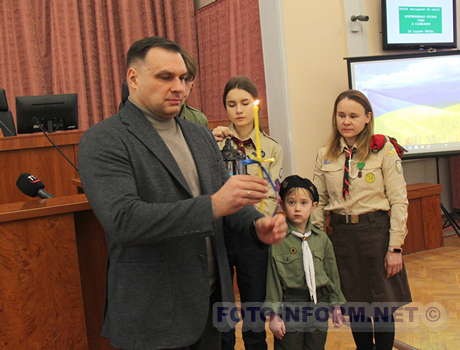 У Кропивницькому в міськраду принесли благодатний Вифлеємський вогонь