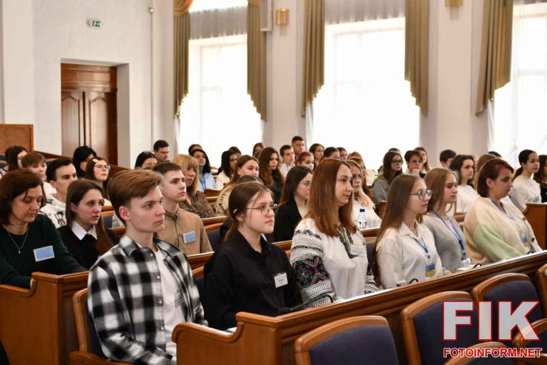 Учасники другої сесії 16 скликання Кіровоградського обласного парламенту дітей під час обговорення молодіжних ініціатив у залі засідан