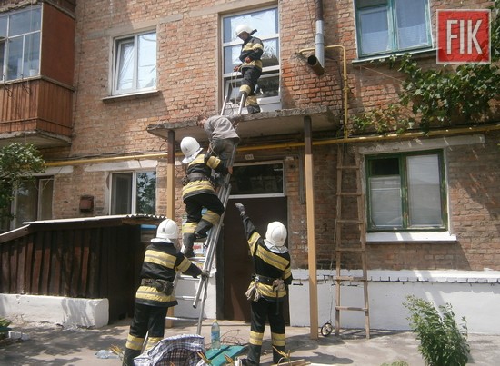 На Кіровоградщині рятувальники допомогли спуститись з піддашку під’їзду двом чоловікам (ФОТО)