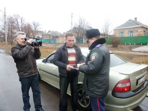 Інспектори ДАІ показали журналістам, як виявлятимуть водіїв, які порушують швидкісні режими