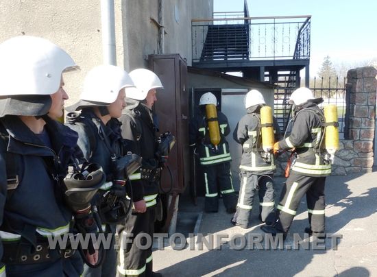11 квітня на базі навчального пункту Управління ДСНС України у Кіровоградській області пройшли заняття з особовим складом Кропивницького, Бобринецького та Компаніївського районних підрозділів пожежно-рятувальної служби Кіровоградщини, які передбачали відпрацювання виконання завдань в засобах індивідуального захисту органів дихання та зору в теплодимокамері.