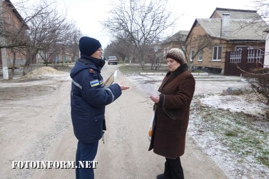 Рятувальники продовжують активно проводити інформаційно-роз’яснювальну роботу у житловому секторі, серед мешканців приватних будинків та житлових багатоповерхівок у населених пунктах області, щоб нагадати громадянам про необхідність неухильного дотримання правил пожежної і техногенної безпеки у зимовий період. 