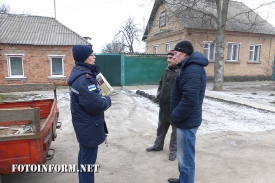 Рятувальники продовжують активно проводити інформаційно-роз’яснювальну роботу у житловому секторі, серед мешканців приватних будинків та житлових багатоповерхівок у населених пунктах області, щоб нагадати громадянам про необхідність неухильного дотримання правил пожежної і техногенної безпеки у зимовий період. 