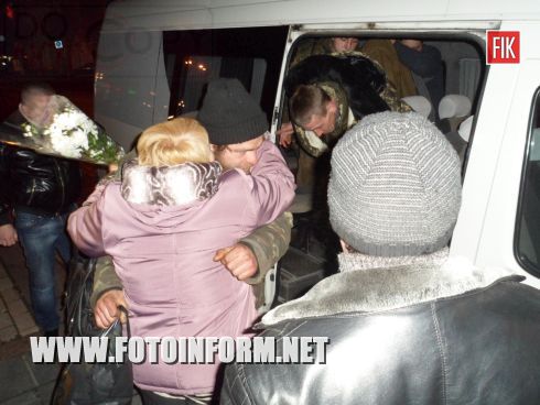 Кировоградцы встречали и благодарили бойцов, кировоградские новости, новости кировограда, площадь героев майдана