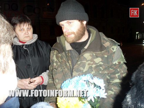 Кировоградцы встречали и благодарили бойцов, кировоградские новости, новости кировограда, площадь героев майдана