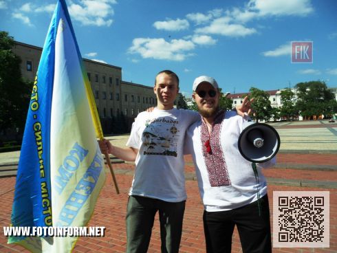 На центральной площади нашего города состоялся флешмоб, под названием « Нарисуй Украину без войны».