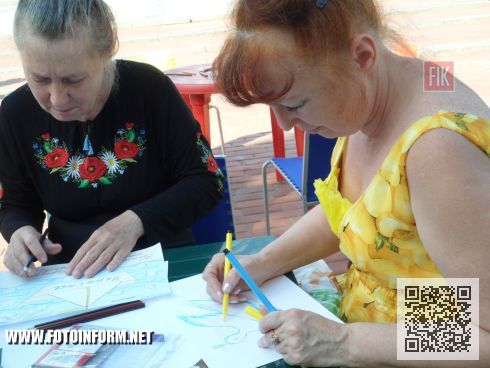 На центральной площади нашего города состоялся флешмоб, под названием « Нарисуй Украину без войны».