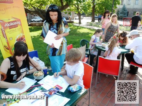 На центральной площади нашего города состоялся флешмоб, под названием « Нарисуй Украину без войны».