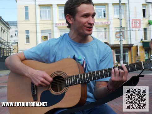 На центральной площади нашего города состоялся флешмоб, под названием « Нарисуй Украину без войны».