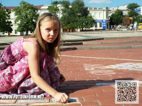 На центральной площади нашего города состоялся флешмоб, под названием « Нарисуй Украину без войны».