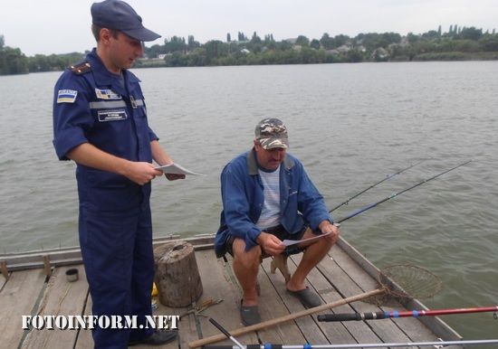 Щоб поширити знання про правила поведінки на воді серед максимальної кількості громадян, рятувальники Кіровоградської області постійно відвідують місця масового відпочинку людей на водоймах.