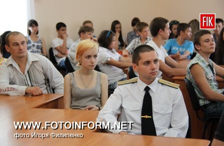 Кировоград: молодежь заполонила горсовет (фоторепортаж)