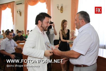 Кировоград: молодежь заполонила горсовет (фоторепортаж)