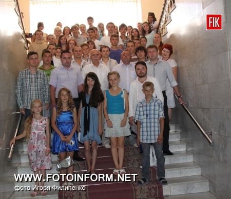 Кировоград: молодежь заполонила горсовет (фоторепортаж)