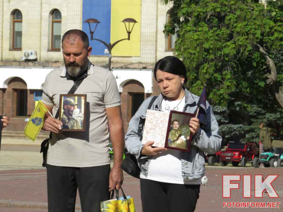 часники акції вшанування пам’яті жертв теракту в Оленівці під час хвилини мовчання у Кропивницькому