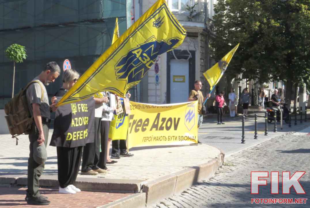 часники акції вшанування пам’яті жертв теракту в Оленівці під час хвилини мовчання у Кропивницькому