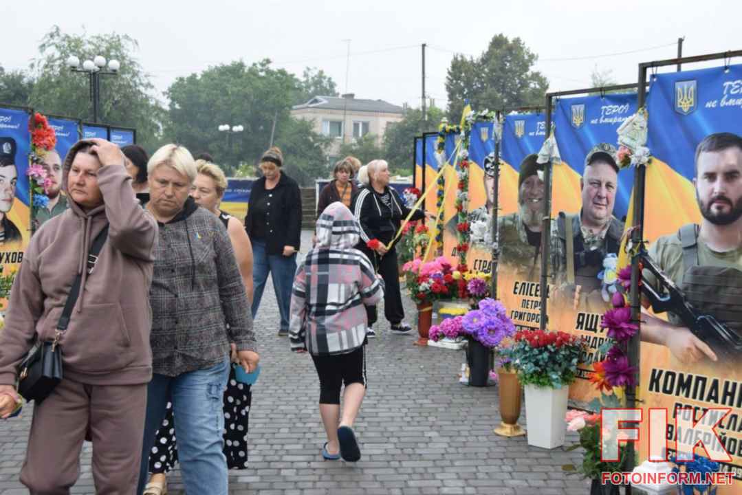 Відкриття пам’ятного знака Серця надії та покладання квітів на Алеї Слави у селі на Кіровоградщині