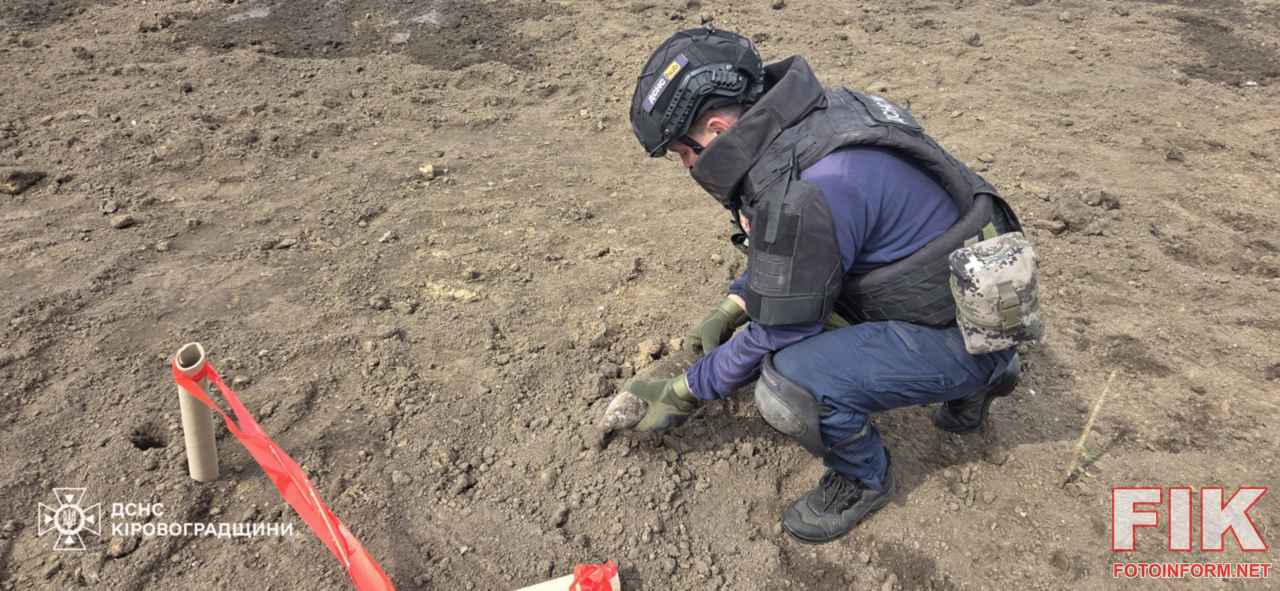 Сапери ДСНС Кіровоградщини проводять розмінування артилерійських снарядів калібру 76 мм.