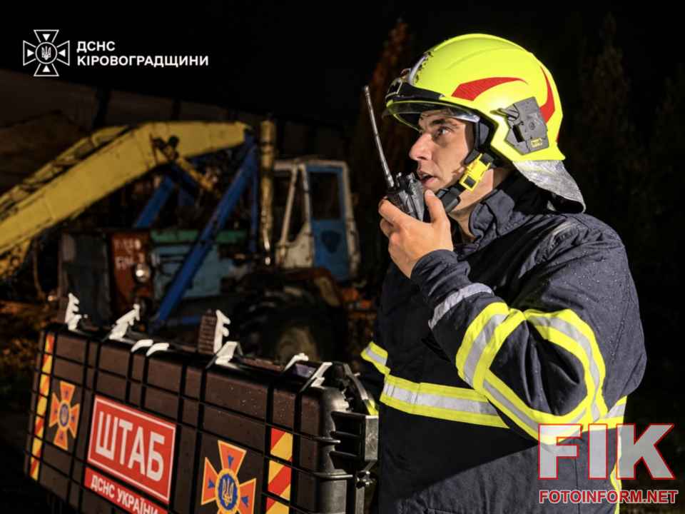 Рятувальники ДСНС ліквідовують пожежу складів після обстрілу у Кропивницькому районі