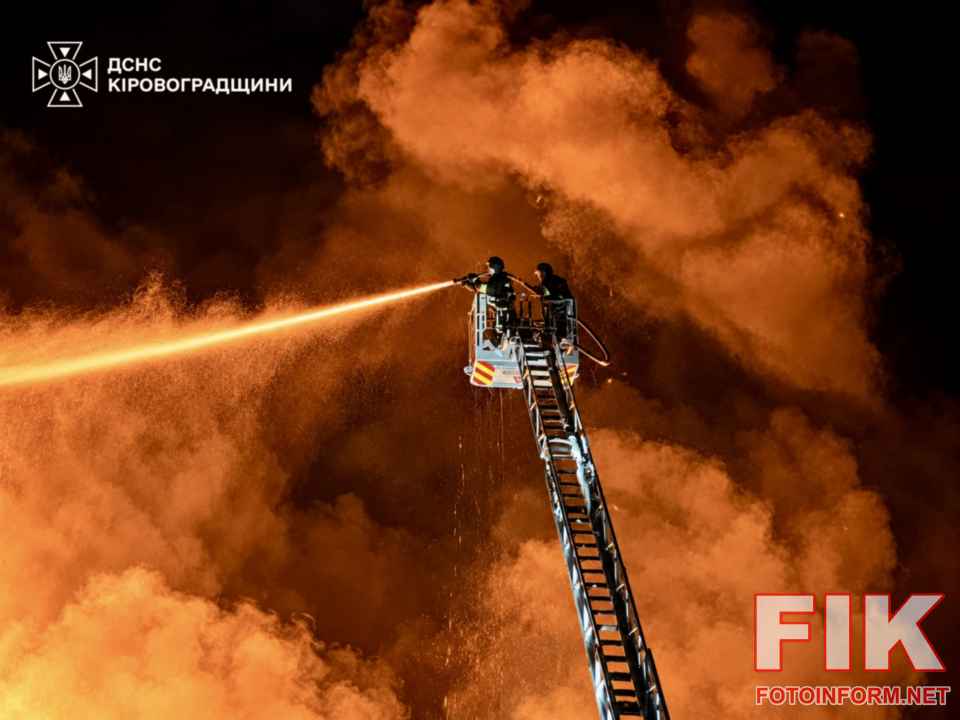 Рятувальники ДСНС ліквідовують пожежу складів після обстрілу у Кропивницькому районі
