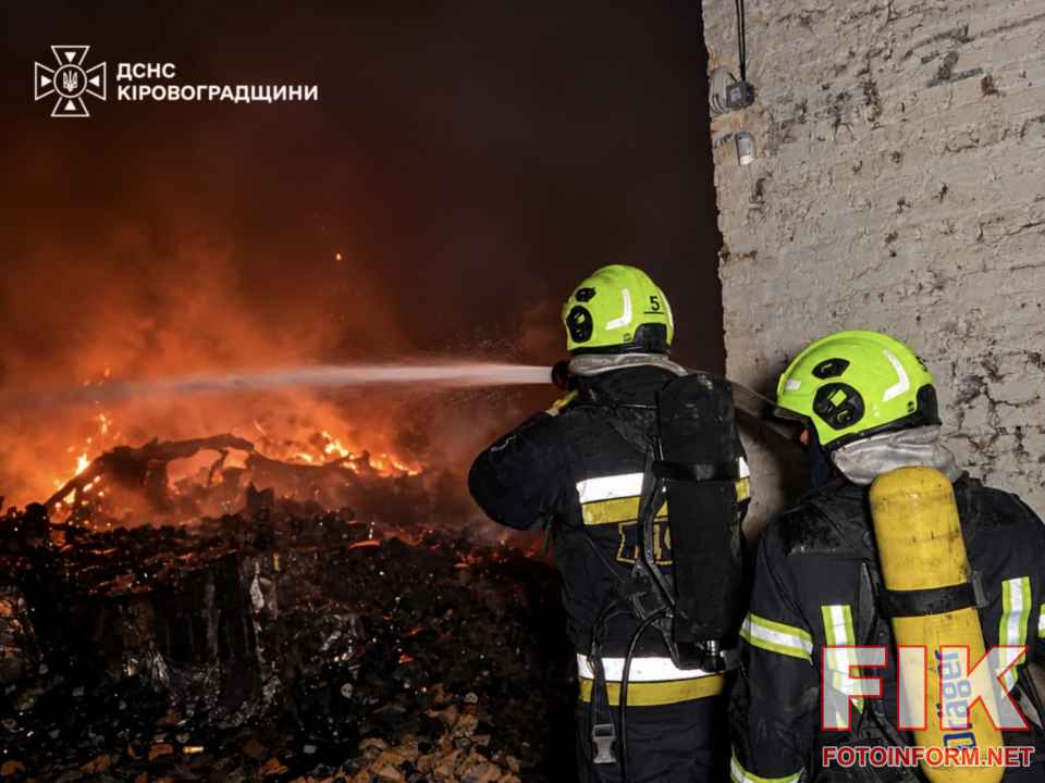 Рятувальники ДСНС ліквідовують пожежу складів після обстрілу у Кропивницькому районі