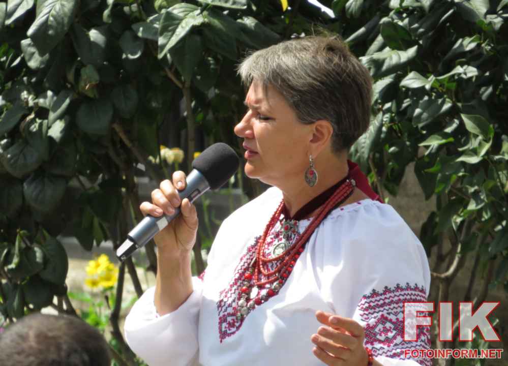 Благодійний аукціон у Кропивницькому біля інсталяції Калина надії на підтримку волонтерів, які плетуть маскувальні сітки для ЗСУ