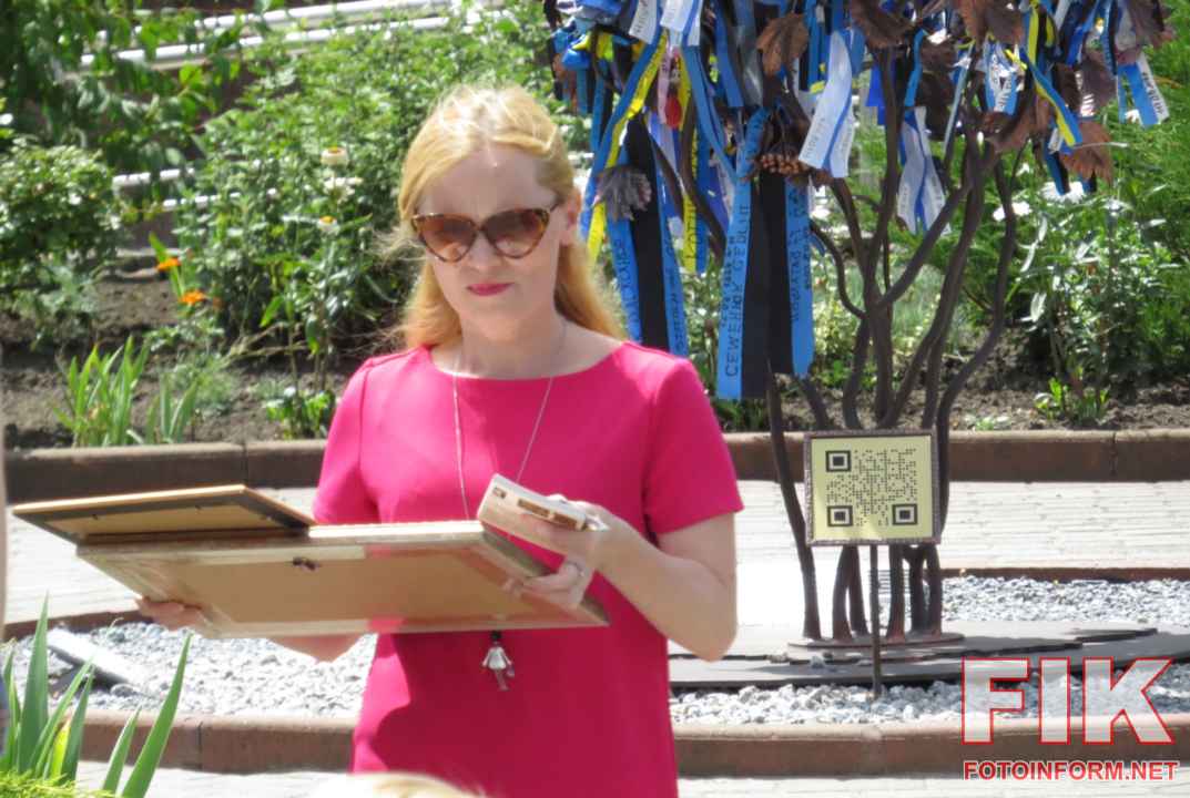 Благодійний аукціон у Кропивницькому біля інсталяції Калина надії на підтримку волонтерів, які плетуть маскувальні сітки для ЗСУ