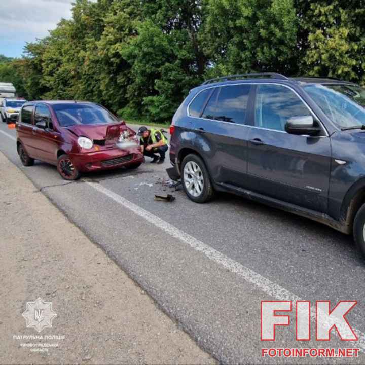 Поліцейський оформлює протокол на місці ДТП трьох автомобілів Daewoo, BMW та Toyota на трасі М-30 під Кропивницьким.