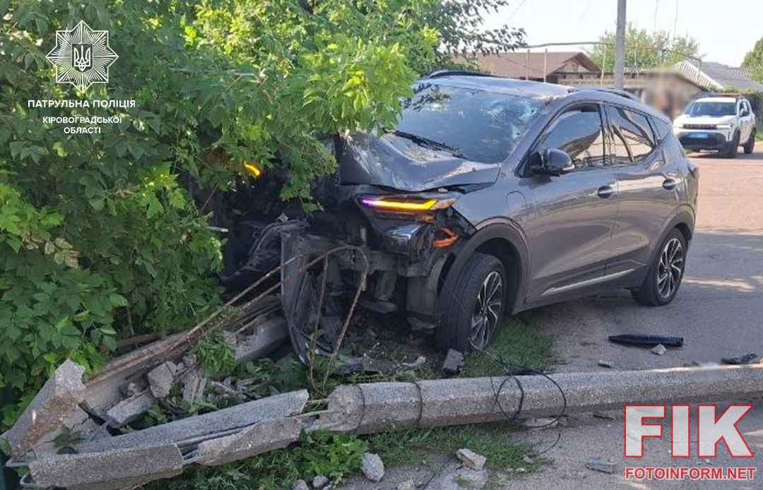 Автомобіль Chevrolet Bolt після наїзду на електроопору під час ДТП у Кропивницькому на вулиці Богдана Хмельницького.