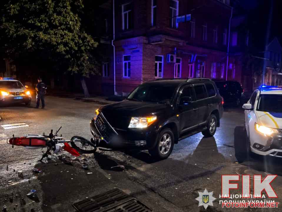 Наслідки ДТП за участі мотоцикла та Toyota Land Cruiser на перехресті вулиць у Кропивницькому