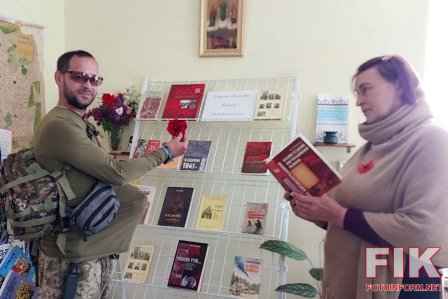 Книжкова виставка Україна у вирі Другої світової війни в бібліотеці №5 Кропивницького з історичними книгами та документами.