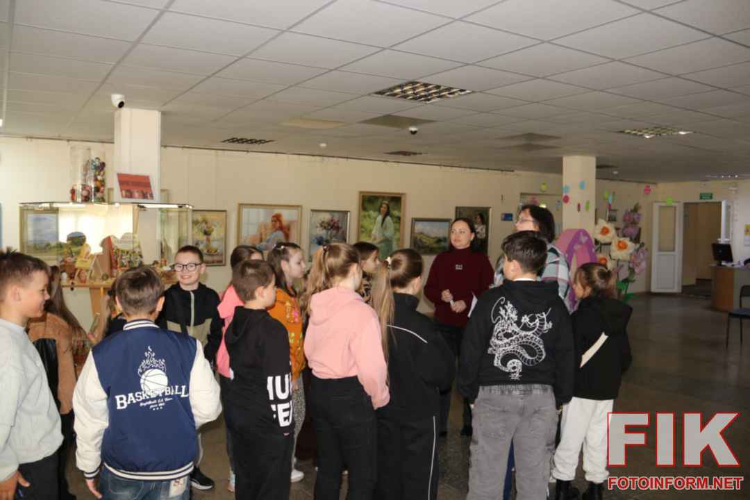 Школярі проходять великодній квест «Дорога до Великодня» у залах бібліотеки.