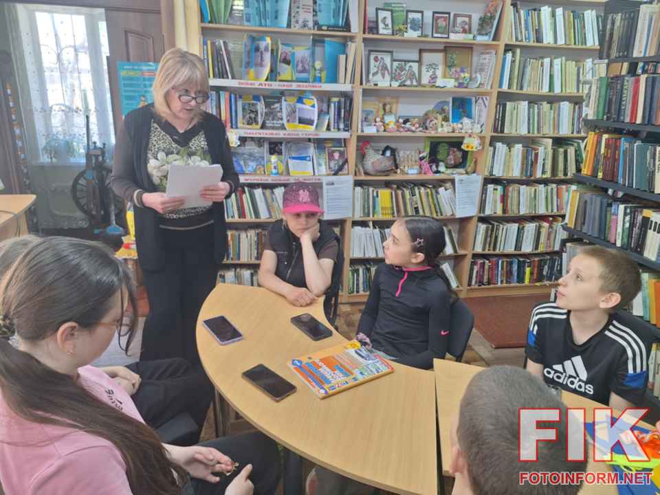 Учні 5 класу Завадівської гімназії на майстер-класі з виготовлення флікерів у бібліотеці Кропивницького.