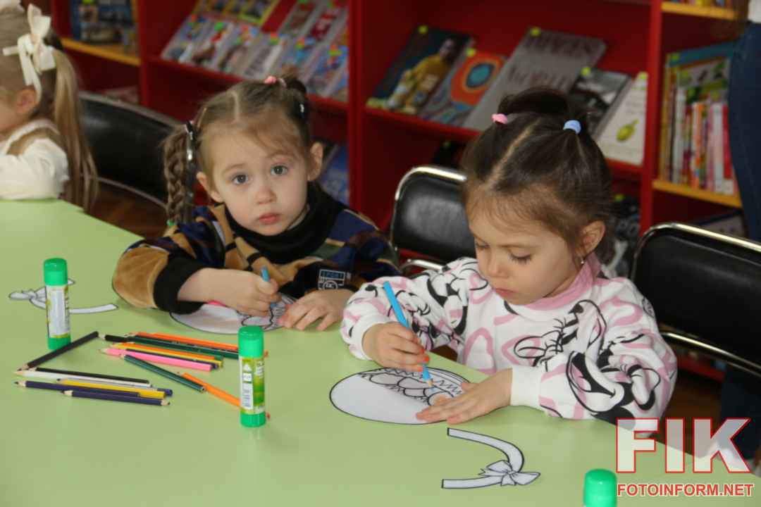 Діти у бібліотеці Чижевського створюють великодні писанки та кошики на майстер-класі.