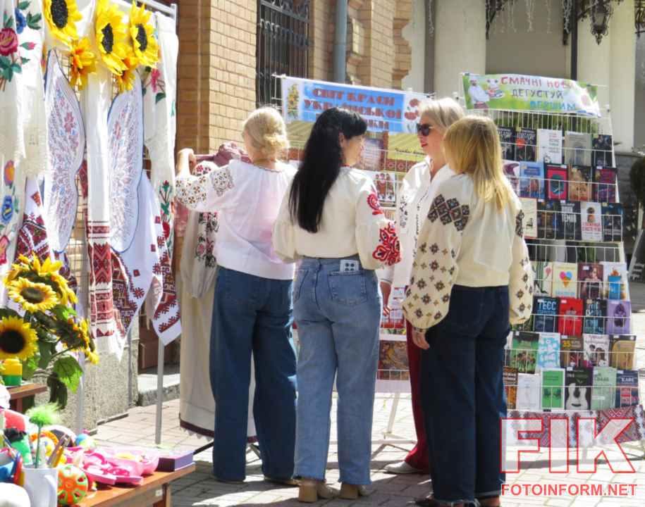 Учасники в українських національних костюмах на благодійній акції до Дня вишиванки у Кропивницькому біля бібліотеки імені Маланюка.
