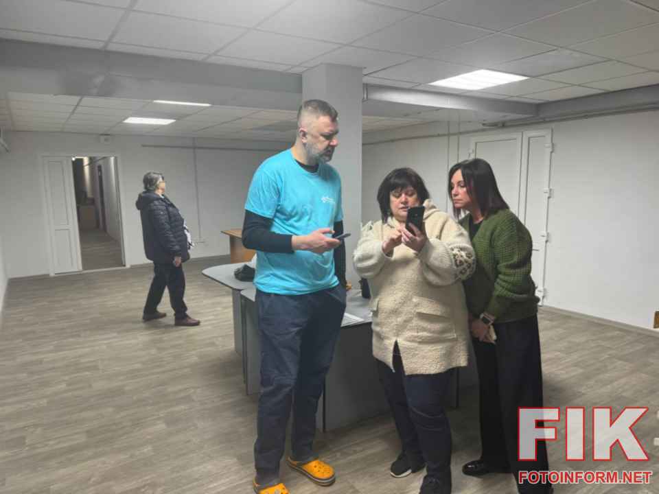 Волонтери мережі Volunteer Community Ukraine малюють мурал в укритті під час вокатону.