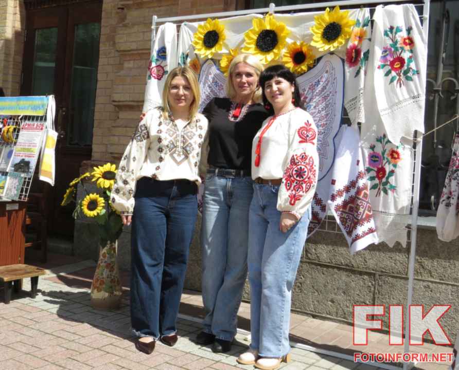 Учасники в українських національних костюмах на благодійній акції до Дня вишиванки у Кропивницькому біля бібліотеки імені Маланюка.