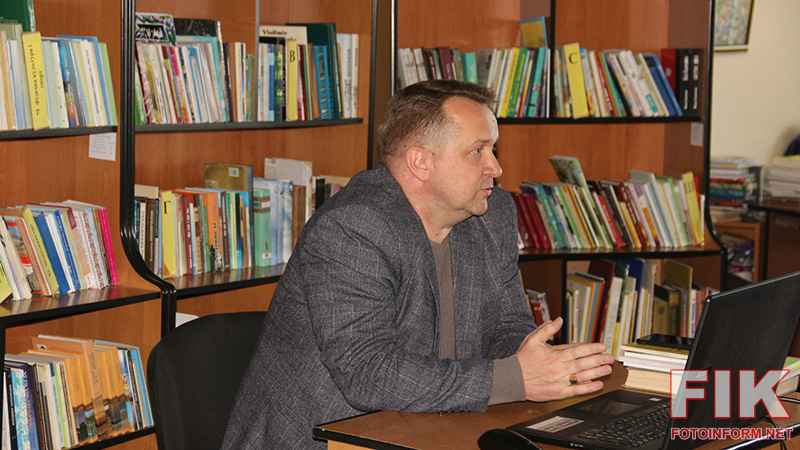Олександр Чорний читає лекцію про історію роду Кудашевих у бібліотеці імені Чижевського.