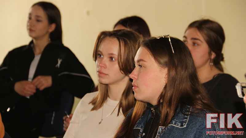 Слухачі та студенти на краєзнавчій лекції «Маловисківська гілка княжого роду Кудашевих» в Обласній науковій бібліотеці.