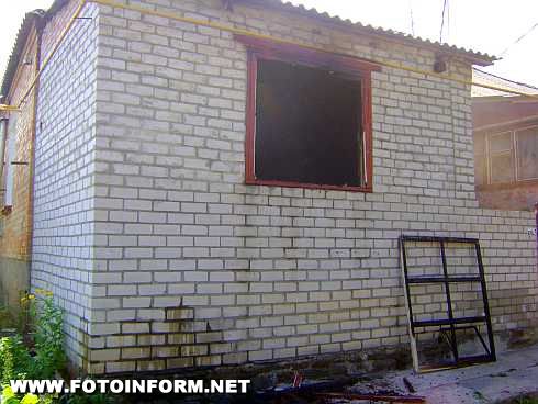 У Бобринці на пожежі у квартирі врятована жінка (фото)