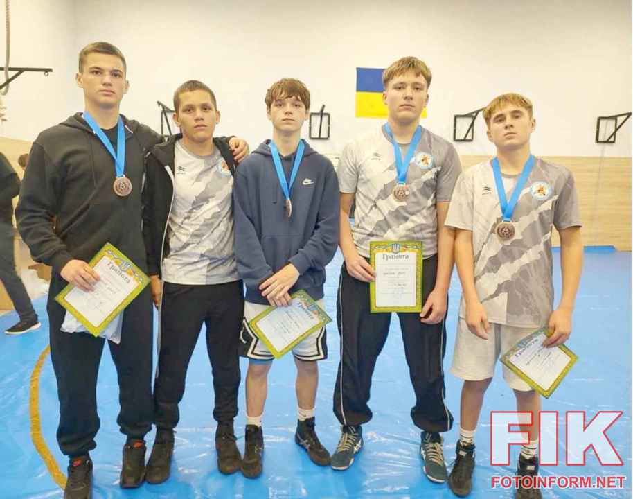 Учасники обласного чемпіонату з греко-римської боротьби на килимі в Новоукраїнці