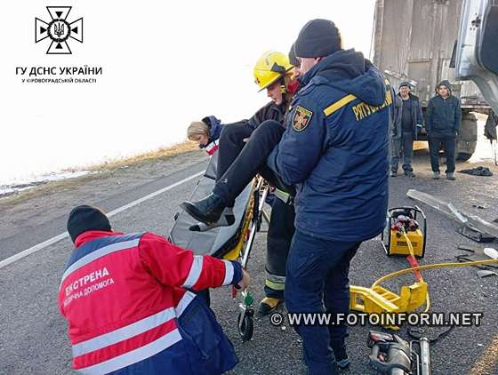 До Служби порятунку надійшло повідомлення про необхідність допомоги рятувальників у ліквідації наслідків ДТП за участі двох вантажних автомобілів, що сталося на автодорозі Н-14 Олександрівка-Миколаїв, біля с. Ударне Кетрисанівської СТГ Кропивницького району