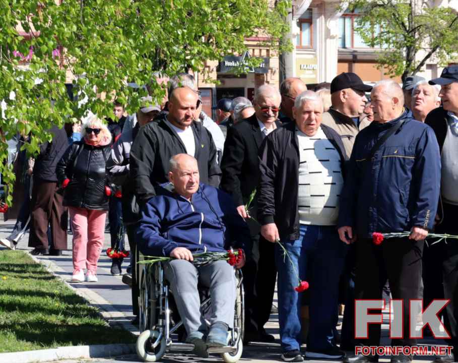 Покладання квітів керівництвом Кіровоградської ОВА та ліквідаторами до пам’ятника «Жертвам Чорнобиля» у Кропивницькому з нагоди 40-ї річниці аварії на ЧАЕС.