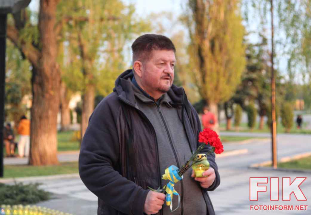 Меморіальна акція до 40-річчя Чорнобильської трагедії у Кропивницькому: 200 свічок біля пам’ятника «Жертвам Чорнобиля».