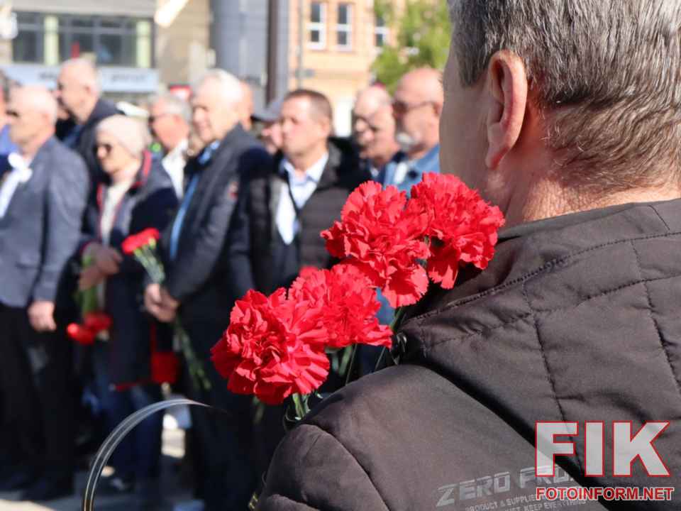 Покладання квітів керівництвом Кіровоградської ОВА та ліквідаторами до пам’ятника «Жертвам Чорнобиля» у Кропивницькому з нагоди 40-ї річниці аварії на ЧАЕС.