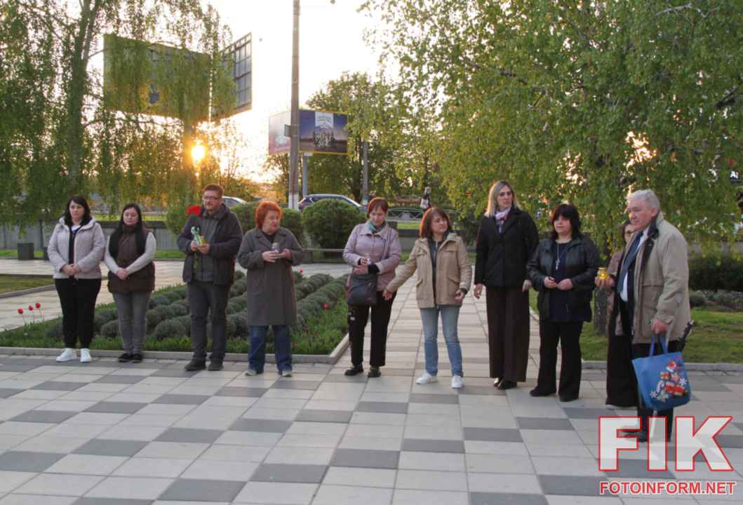 Меморіальна акція до 40-річчя Чорнобильської трагедії у Кропивницькому: 200 свічок біля пам’ятника «Жертвам Чорнобиля».