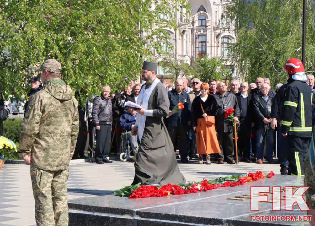 Покладання квітів керівництвом Кіровоградської ОВА та ліквідаторами до пам’ятника «Жертвам Чорнобиля» у Кропивницькому з нагоди 40-ї річниці аварії на ЧАЕС.
