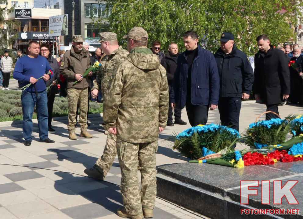 Покладання квітів керівництвом Кіровоградської ОВА та ліквідаторами до пам’ятника «Жертвам Чорнобиля» у Кропивницькому з нагоди 40-ї річниці аварії на ЧАЕС.
