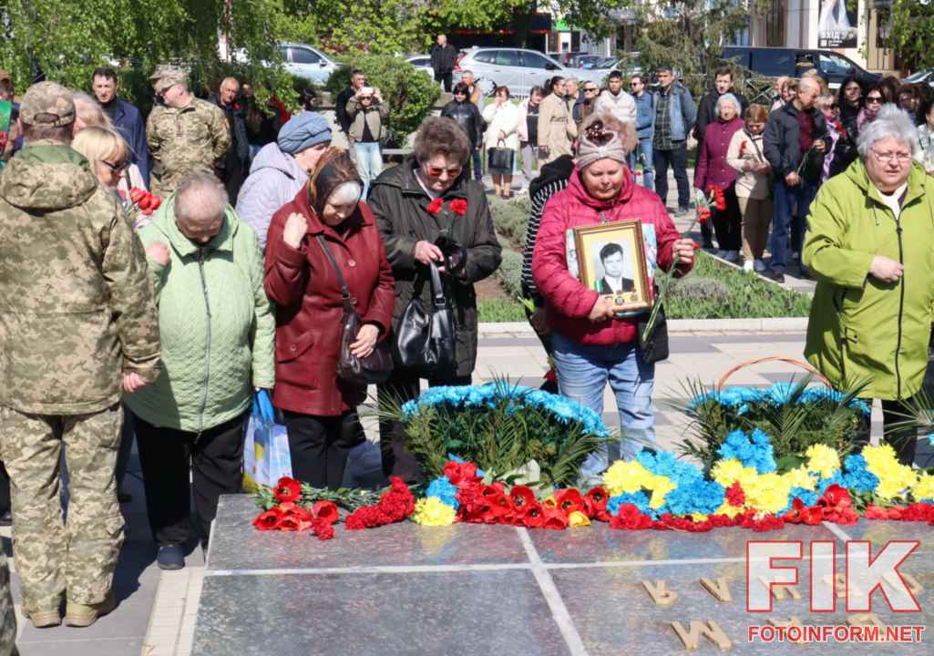 Покладання квітів керівництвом Кіровоградської ОВА та ліквідаторами до пам’ятника «Жертвам Чорнобиля» у Кропивницькому з нагоди 40-ї річниці аварії на ЧАЕС.