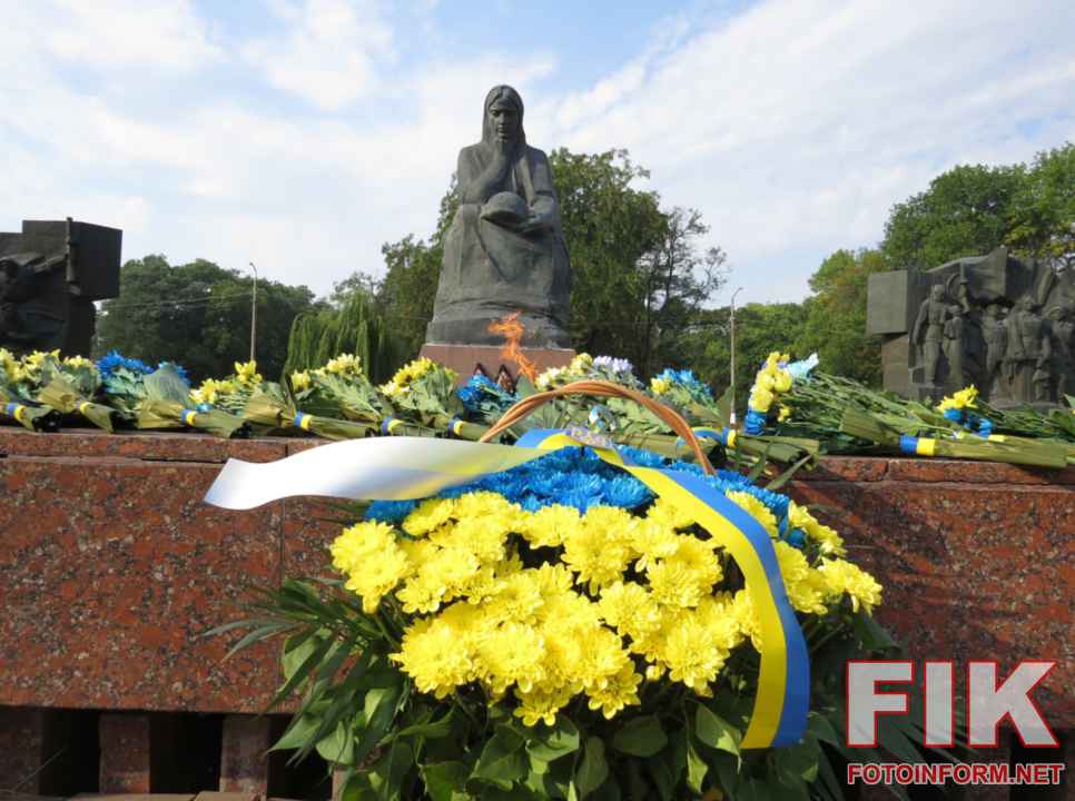 Церемонія підняття найбільшого Державного Прапора України на Меморіальному комплексі Фортечні вали у Кропивницькому